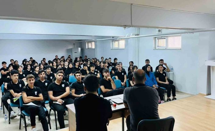 Cizre’de öğrencilere motivasyon semineri verildi