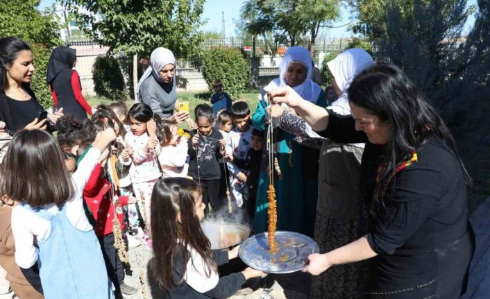 Çocuklar bağ bozumu ve bulamaç etkinliğinde bir araya geldi