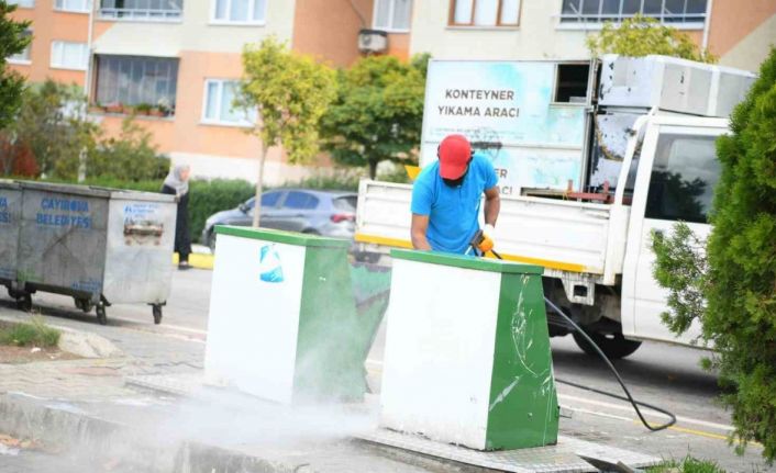 Çöp konteynerleri yıkanarak kötü konunun önüne geçiliyor