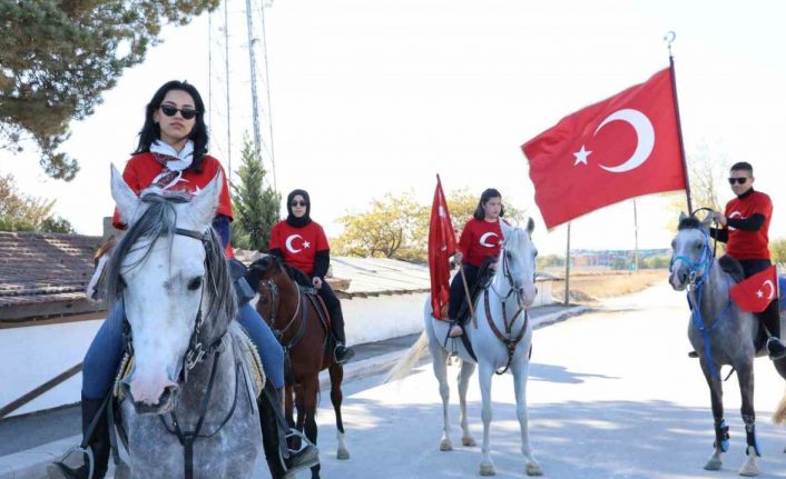 Cumhuriyet Bayramı’nı ata binerek kutladılar