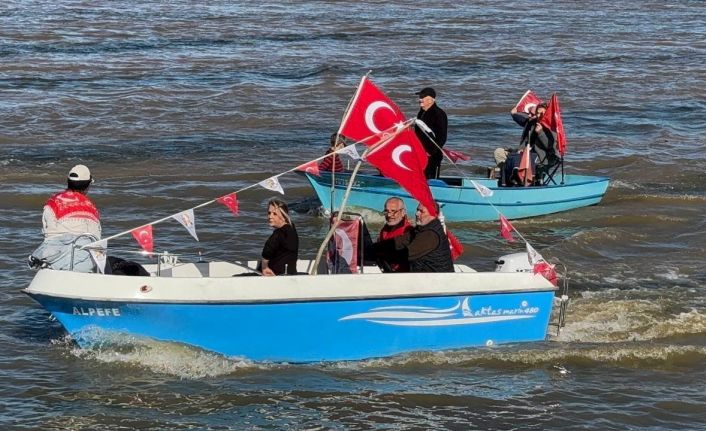 Cumhuriyet için denizi kayıklarla doldurdular