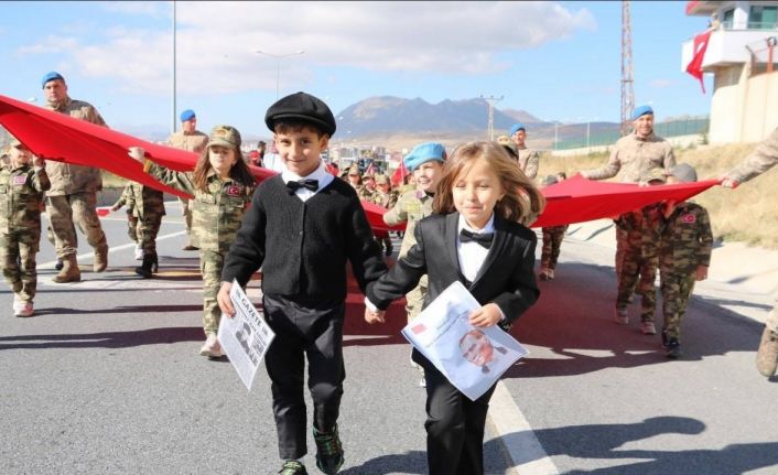 Cumhuriyet’in 101. yılında Tatvan’da minik öğrencilerden coşkulu kutlama