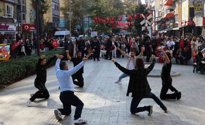 Cumhuriyet’in 101. yılını zeybekle kutladılar