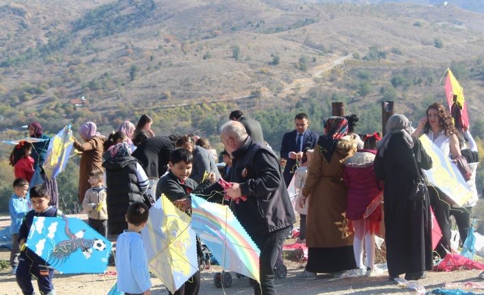 Cumhuriyetin 101’nci yılına özel çocuklara 101 adet uçurtma dağıtıldı