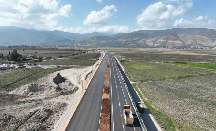 Depremde hasar gören havalimanı yolu yenilenerek hizmete açıldı