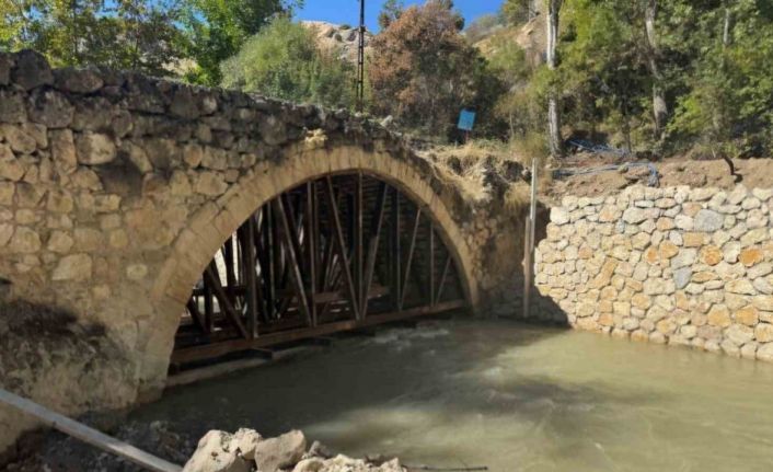 Depremin tahrip ettiği 300 yıllık tarihi köprü ayağa kaldırılıyor