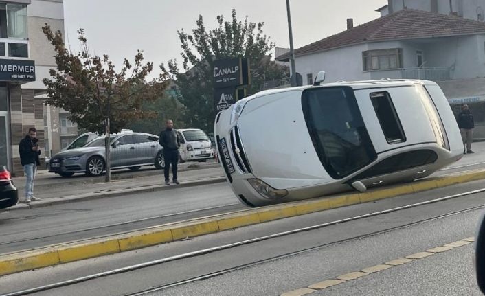 Devrilen otomobil tramvay seferlerini aksattı