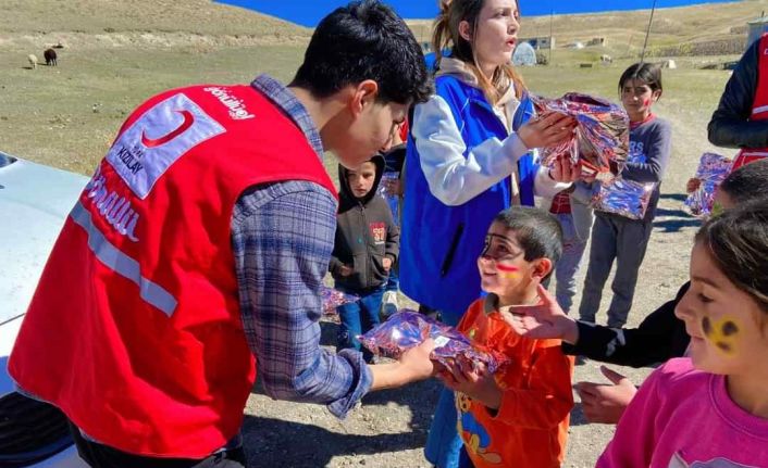 Diyadin’de köy köy gezip çocukları eğlendiriyorlar