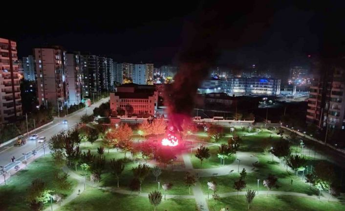 Diyarbakır’da çocuk oyun parkı alevlere teslim oldu