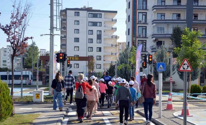 Diyarbakır’da çocuklar için trafik ve itfaiye güvenliği eğitimi düzenlendi