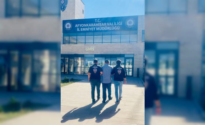 Dolandırıcılık suçundan aranan şahsı polis yakaladı