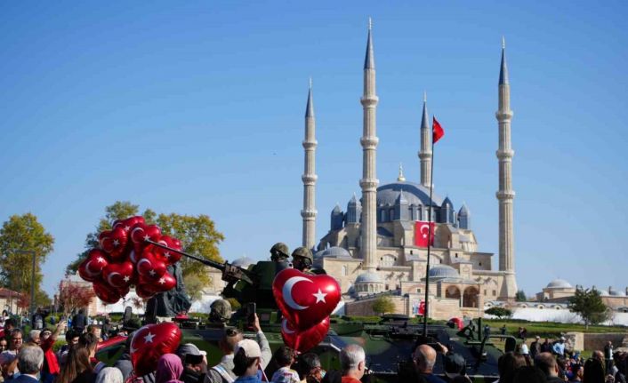 Edirne’de 101. yıl coşkusu kalabalık cadde ve sokaklara taştı