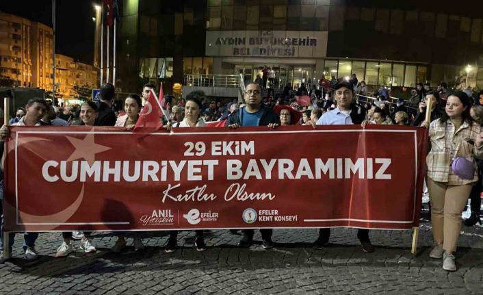 Efeler Belediyesi, ‘Cumhuriyet Bayramı’nı fener alayı ile taçlandırdı