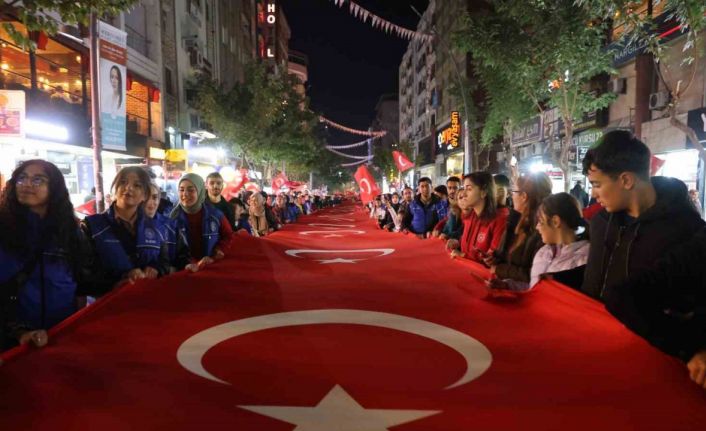 Elazığ’da fener alayı renkli görüntüler oluşturdu