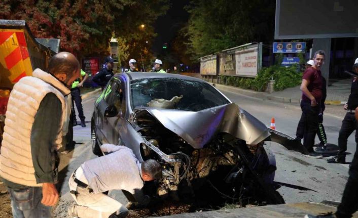 Elazığ’da otomobil sinyalizasyon direğine çarptı: 3 yaralı