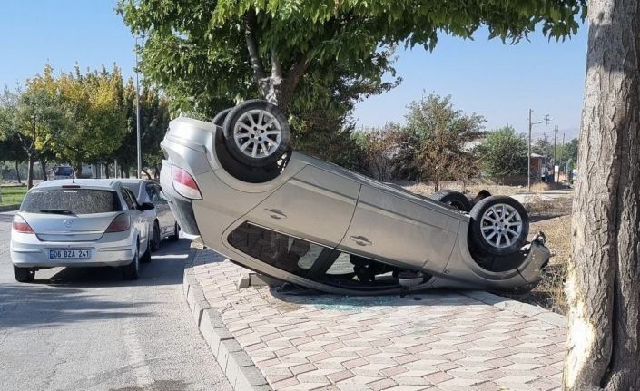 Elazığ’da otomobil takla attı: 2 yaralı