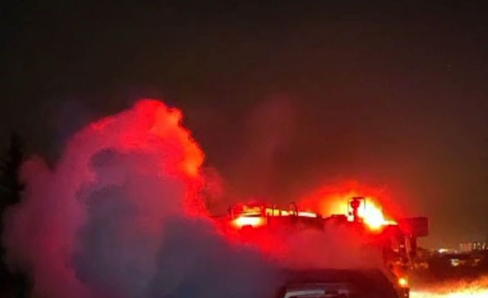 Elazığ’da seyir halindeki araç alev topuna döndü