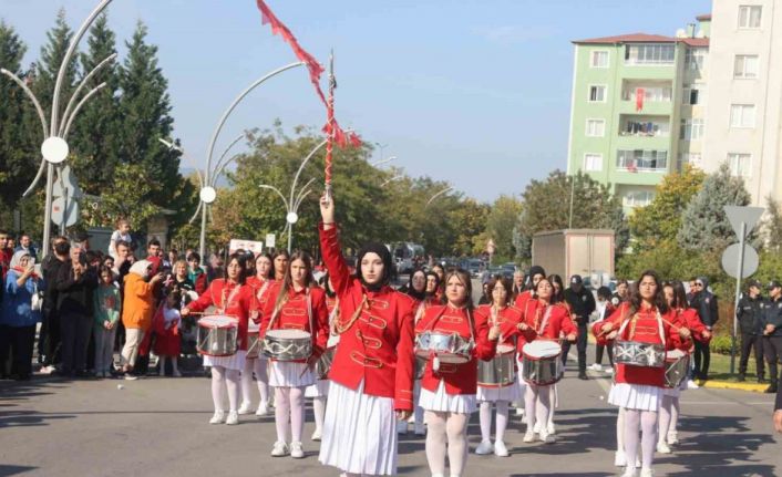 Ellerinde bayraklarla Cumhuriyet için yürüdüler