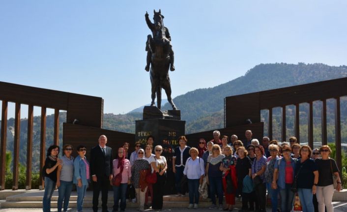 Emekli öğretmenlerden Başkan Kumral’ a ziyaret