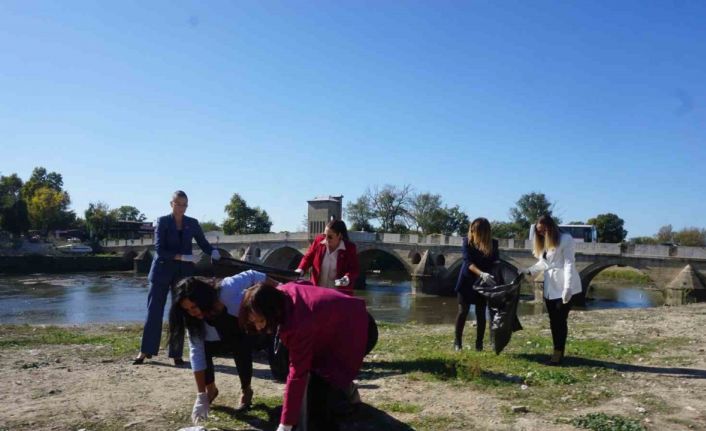 En yeni kıyafetleriyle, en özel günlerinde çöp topladılar