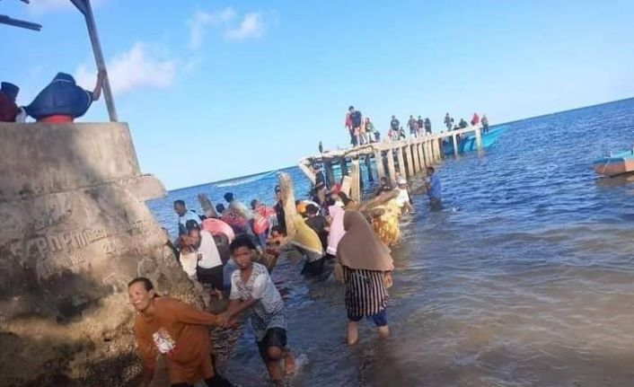 Endonezya’da halk yerel seçim adayını karşılarken köprü çöktü: 7 ölü