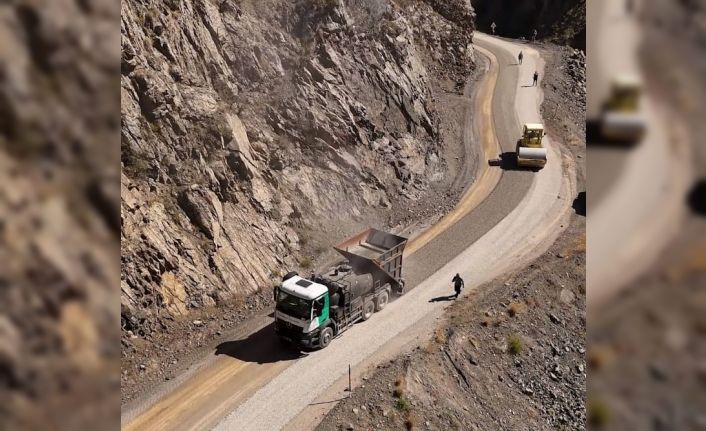 Erzincan’da kış öncesi köy yolları sıkıntısız ulaşıma hazır hale getirildi