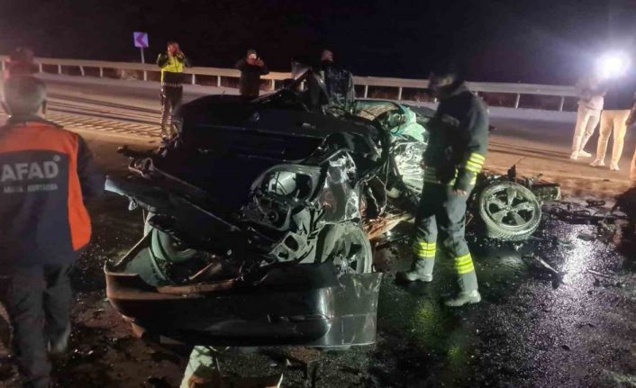 Erzincan’da otomobil ile tır çarpıştı: 3 ölü, 1 yaralı