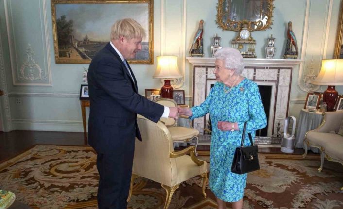 Eski İngiltere Başbakanı Johnson’dan, “Kraliçe II. Elizabeth kemik kanseriydi” iddiası