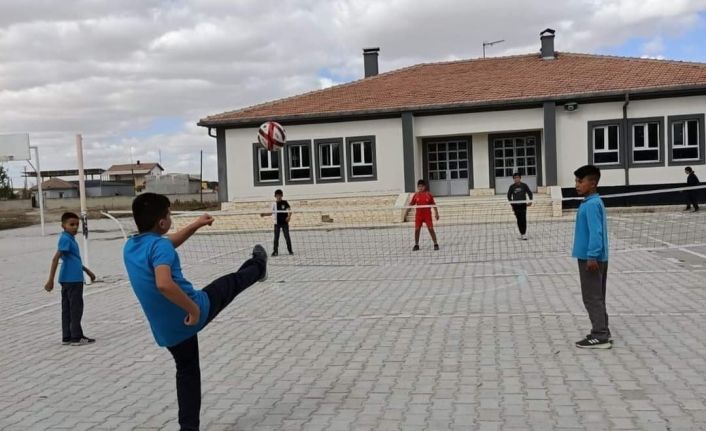 Eskil’deki okullarda ayak tenisi müsabakaları başladı