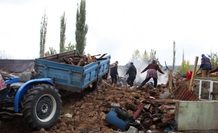 Evi yanan Tamsu ailesinin ihtiyaçları devlet tarafından giderilecek