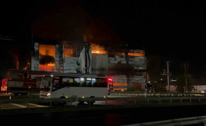 Fabrikada çıkan yangın sürüyor: İçeriden patlama sesleri geliyor