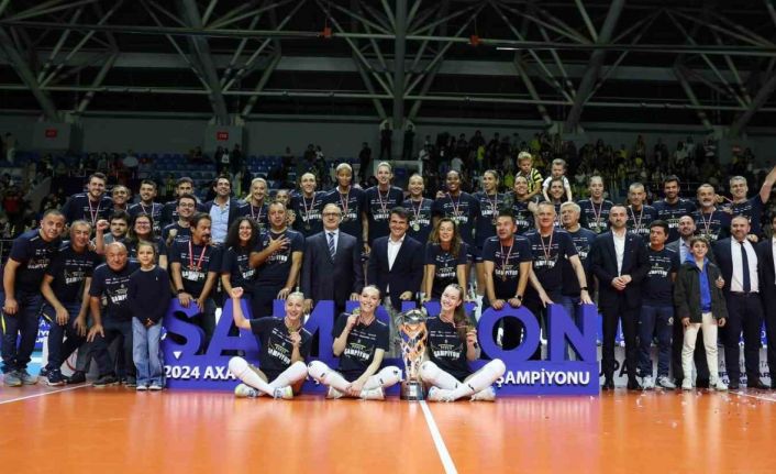 Fenerbahçe Kadın Voleybol Takımı, şampiyonluk kupasını kaldırdı