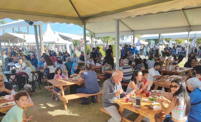 Festivalin en minik ziyaretçisi Adana kebabı ile avutuldu