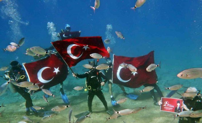 Fethiye’de Cumhuriyet Bayramı’nı deniz dibinde kutladılar