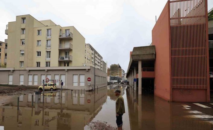 Fransa’da sel: Araçlar sürüklendi, sokaklar sular altında kaldı