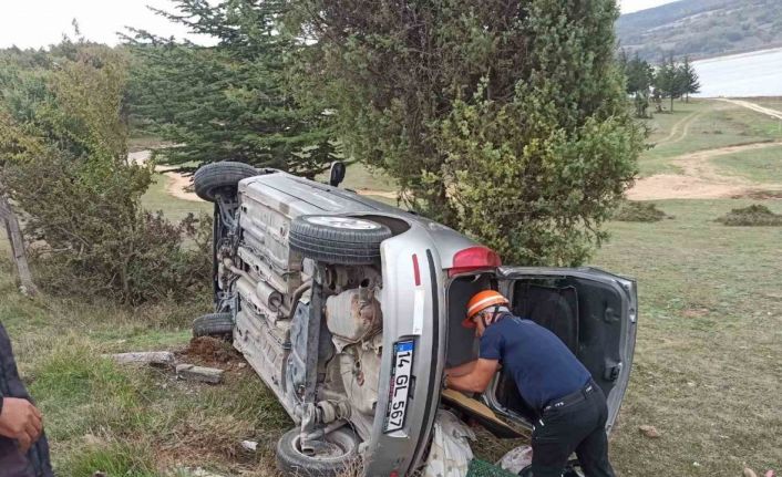 Gölköy’de kontrolden çıkan otomobil devrildi: 2 yaralı