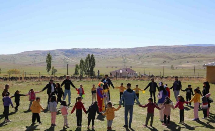 Gönüllü gençler köy köy gezerek çocukları eğlendiriyor