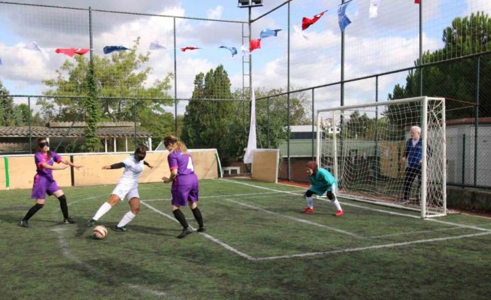 Görme engelli kadın futbolcularla yer yerinden oynadı