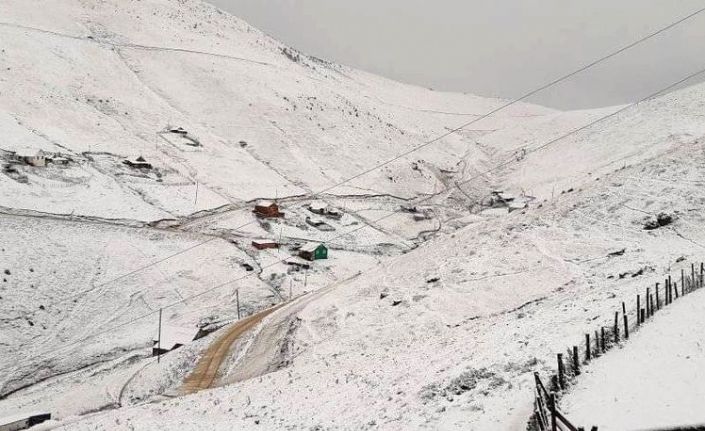 Gümüşhane’de yaylalar beyaz örtüyle kaplandı