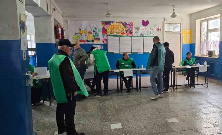 Gürcistan halkı milletvekillerini seçmek için sandık başında