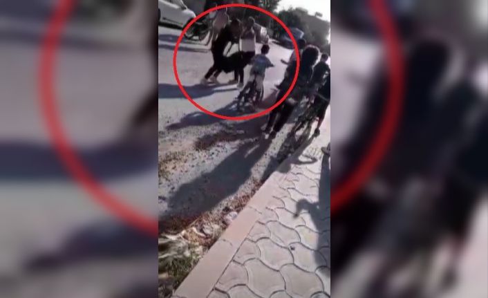 Gürültüye tepki gösteren şahsın 12 yaşındaki çocuğu dövdüğü anlar kamerada