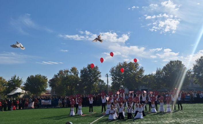 Güvercinler cumhuriyet için havalandı