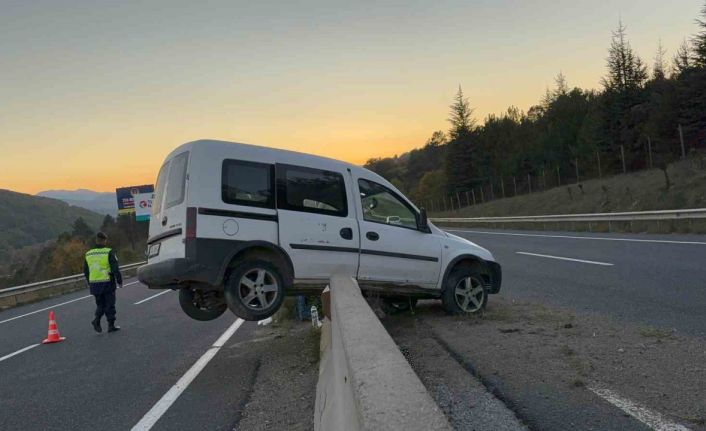 Hafif ticari araç beton bariyerlerde asılı kaldı: 1 yaralı