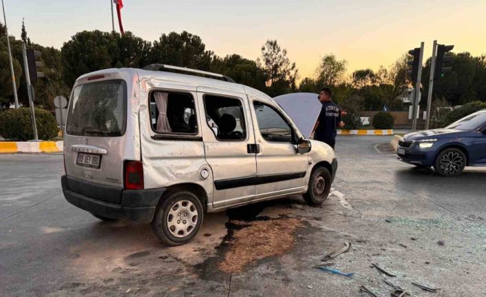 Hafif ticari araç takla attı: 3 yaralı