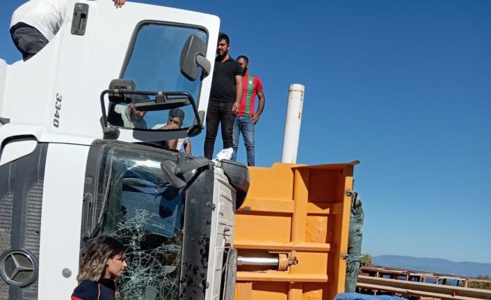 Hafriyat kamyonu devrildi, yol 2 saat trafiğe kapandı