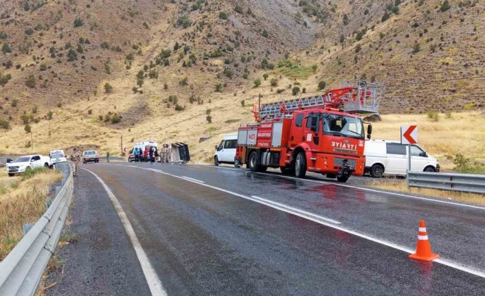 Hakkari’de kamyonet devrildi: 1 yaralı