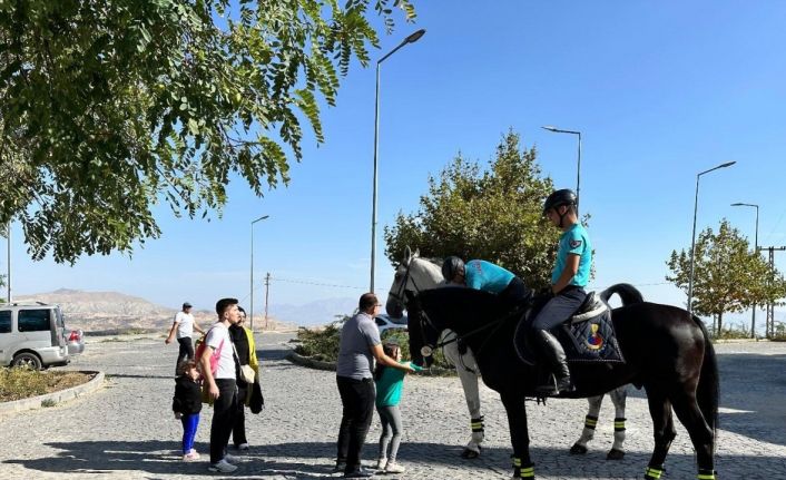 Harput’ta Atlı Jandarma Timi’ne yoğun ilgi