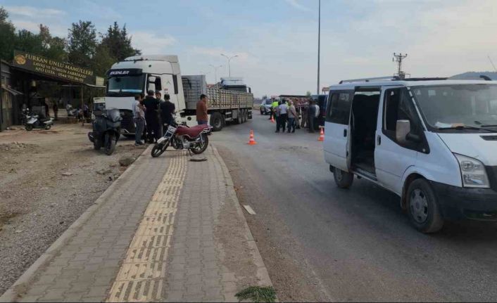 Hassa’da minibüsle çarpışan motosikletin sürücüsü yaralandı