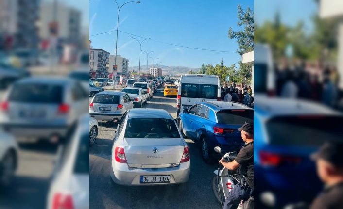 Hastanede yolundaki trafik yoğunluğu tepkilere neden oluyor