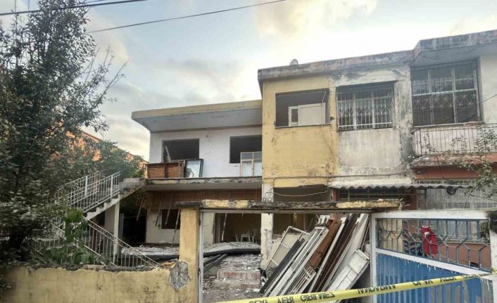 Hatay’da hasarlı evin balkonu çöktü: Baba ve oğlu hayatını kaybetti